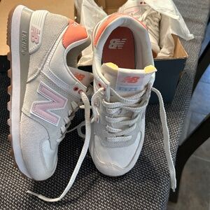 New Balance tennis shirs